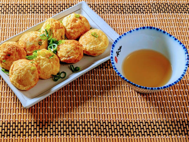 Akashiyaki khas Prefektur Hyogo mirip dengan takoyaki tetapi lebih lembut karena mengandung lebih banyak telur.