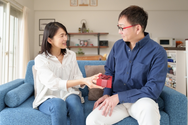 Perempuan di Jepang memberikan cokelat kepada rekan kerja, pasangan, teman, maupun diri sendiri. Masing-masing bentuk pemberian cokelat itu punya istilah tersendiri.