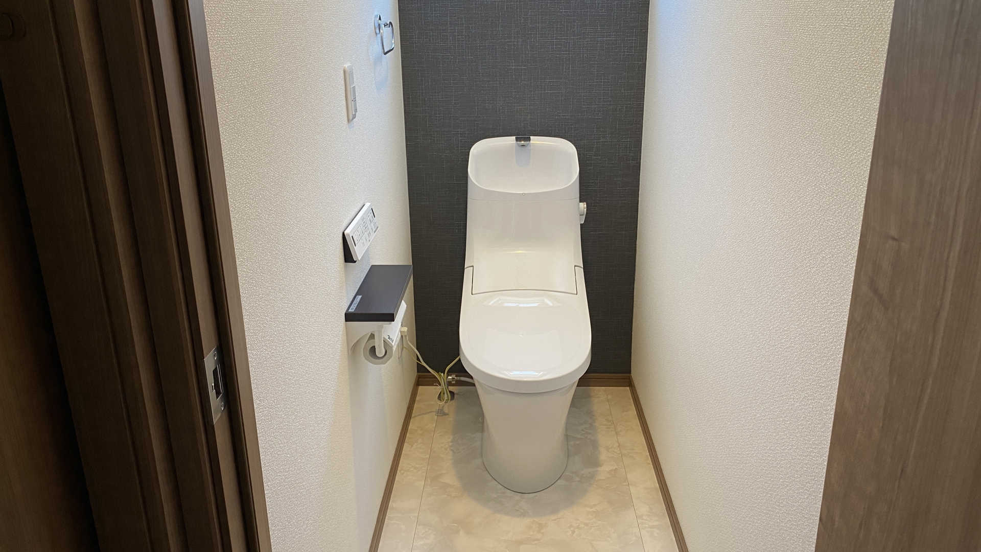 Toilet di Jepang punya fitur canggih mulai dari dudukan hangat, bidet air hangat, suara yang menyamarkan bunyi toilet, sampai wastafel kecil di atas tangki.