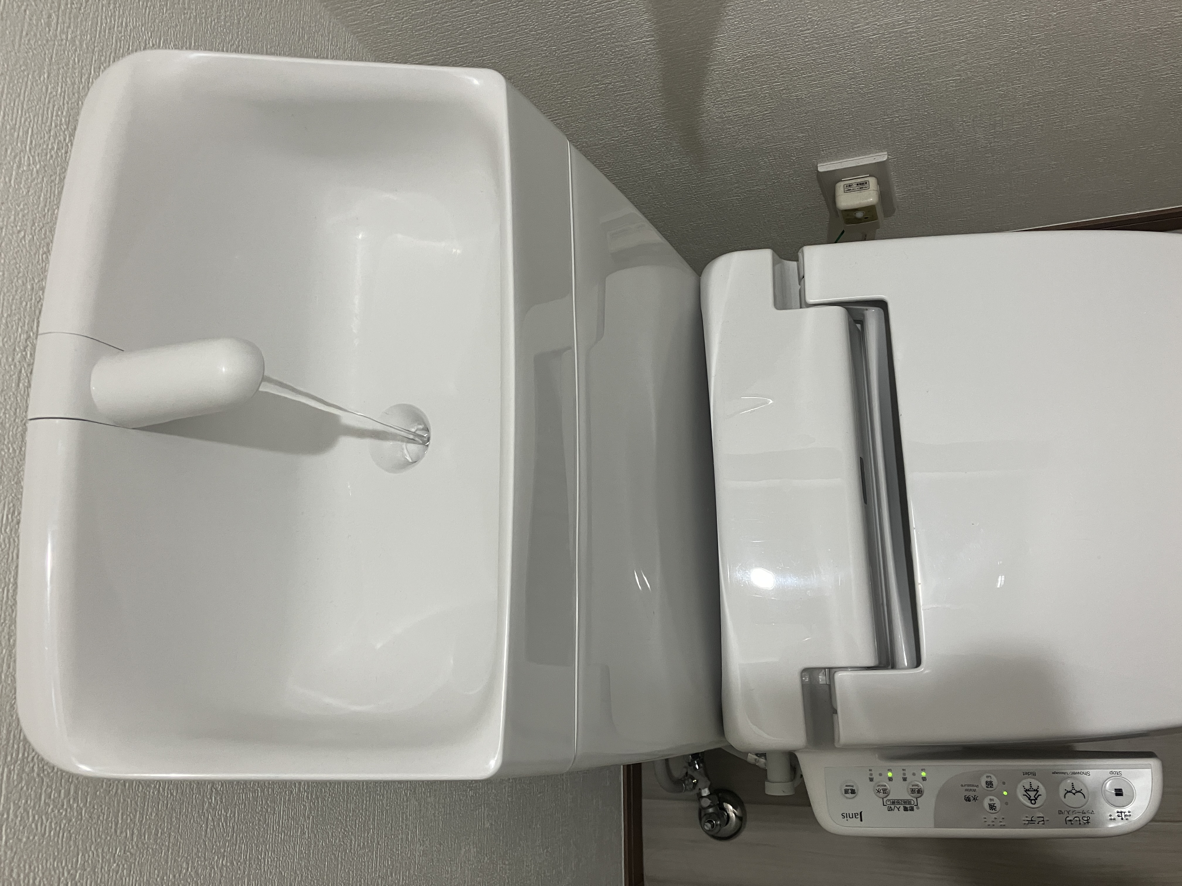 Toilet di Jepang punya fitur canggih mulai dari dudukan hangat, bidet air hangat, suara yang menyamarkan bunyi toilet, sampai wastafel kecil di atas tangki.