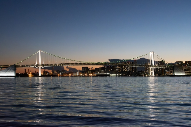 Pemandangan malam Rainbow Bridge, Tokyo, Jepang.