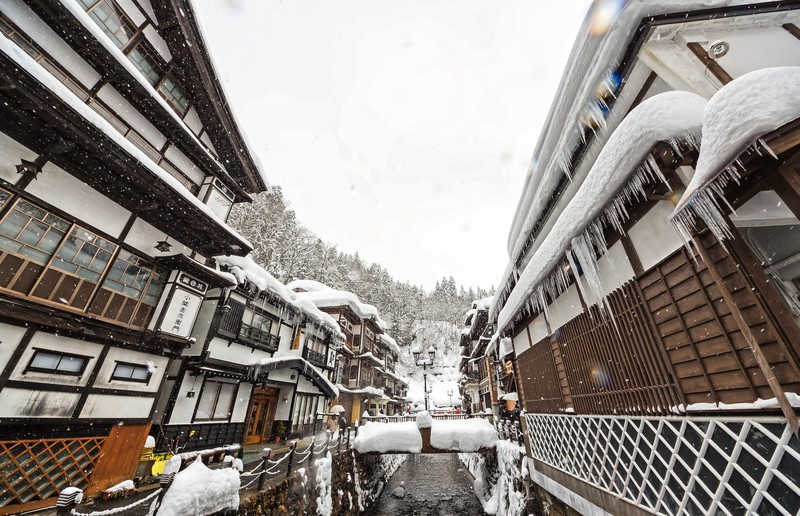 Ginzan Onsen berselimut salju.