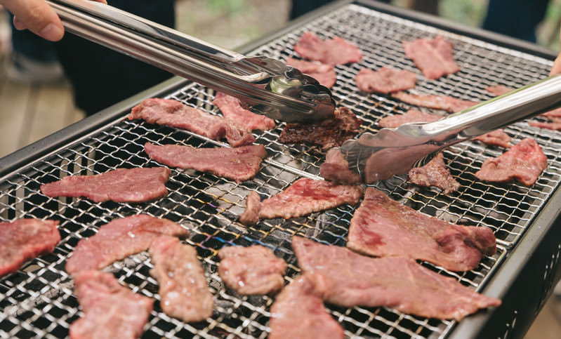 Yakiniku, irisan tipis daging sapi panggang.