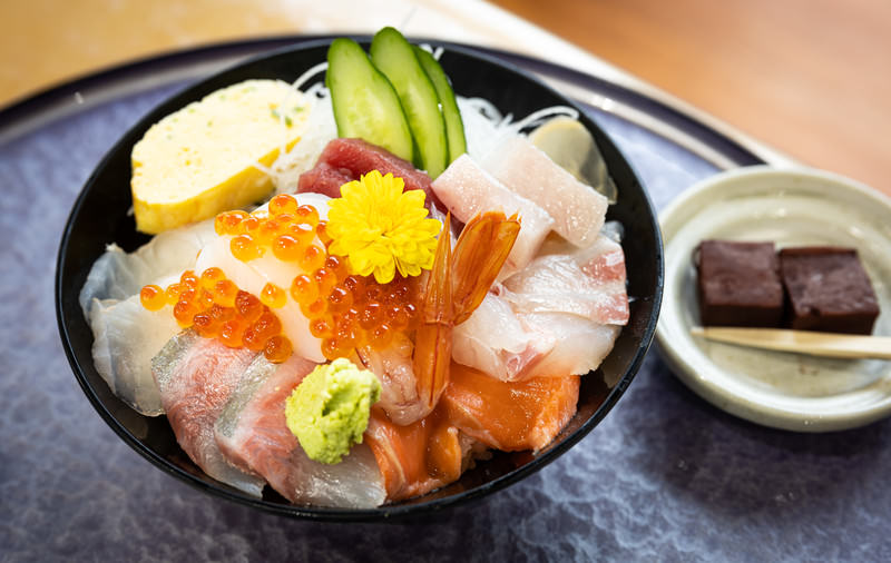 Kaisendon, nasi dengan topping berbagai sashimi segar.