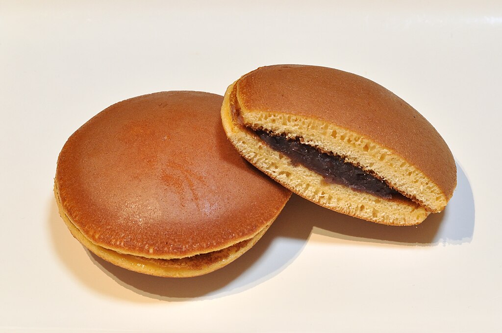 Dorayaki, setangkap pancake berisi pasta kacang merah kesukaan Doraemon.