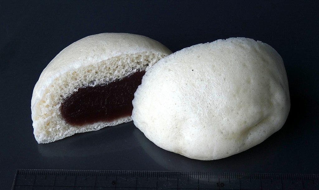 Manju, kue dari tepung terigu atau tepung beras berisi pasta kacang merah.