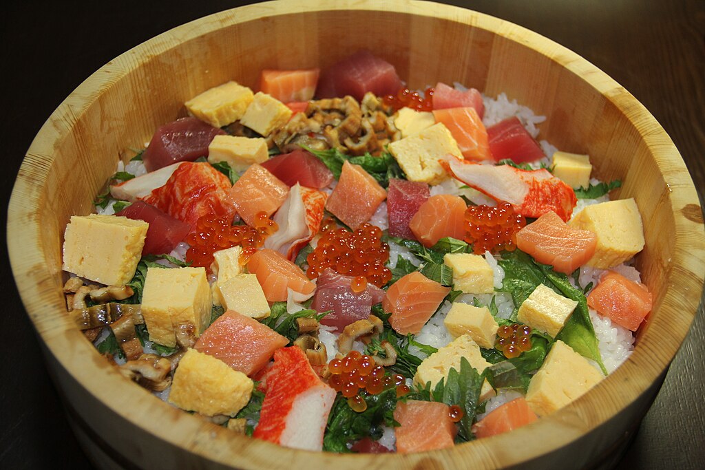 Chirashizushi, nasi sushi dengan berbagai topping seperti ikan mentah, telur dadar, dan rumput laut.