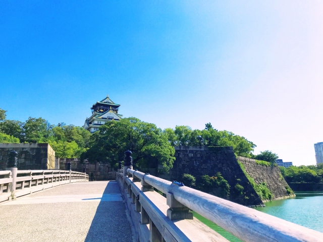 Pemandangan Kastil Osaka dari Jembatan Gokurakubashi di Osaka, Jepang.