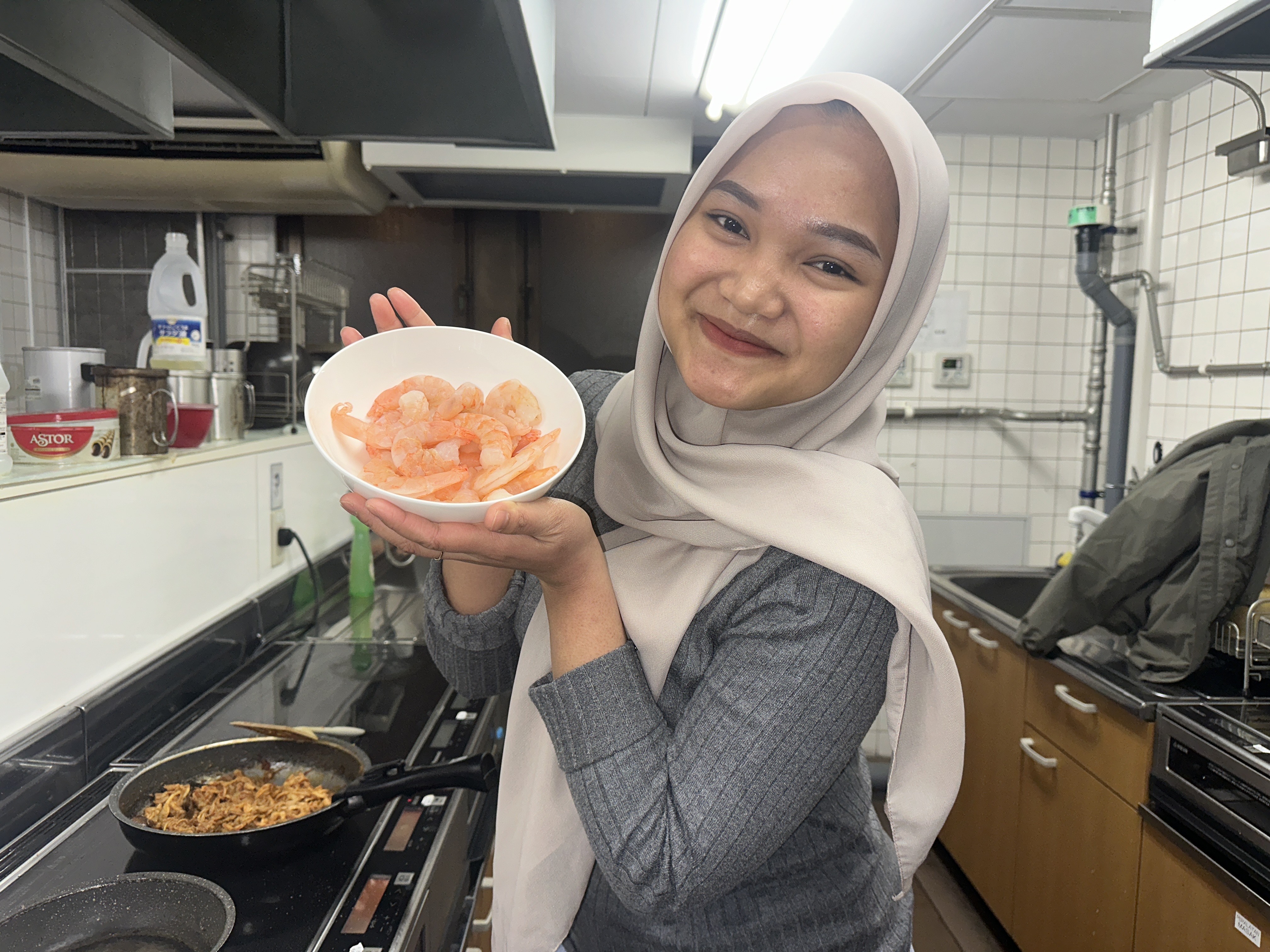 Ifah, pekerja SSW di Jepang, rutin memasak makanan Indonesia di asramanya untuk atasi homesick.