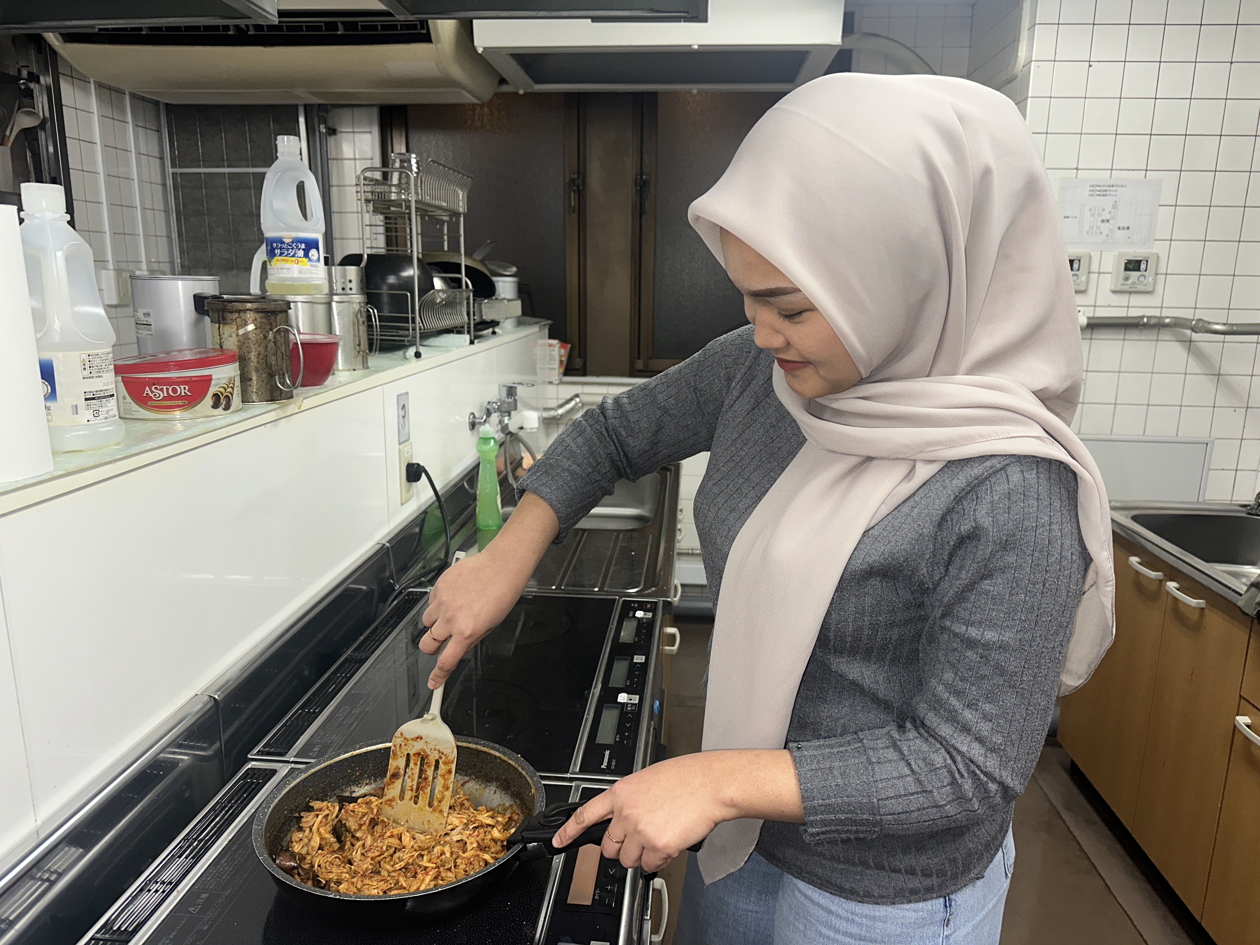 Ifah, pekerja SSW di Jepang, rutin memasak makanan Indonesia di asramanya untuk atasi homesick.