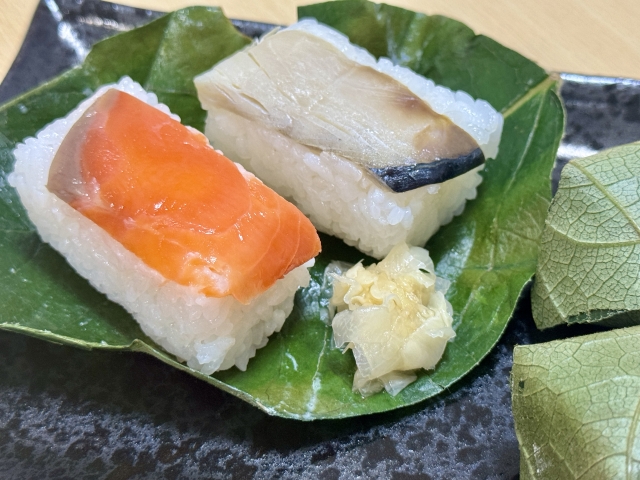 Kakinoha sushi khas Nara berupa sushi yang dibungkus daun kesemek.