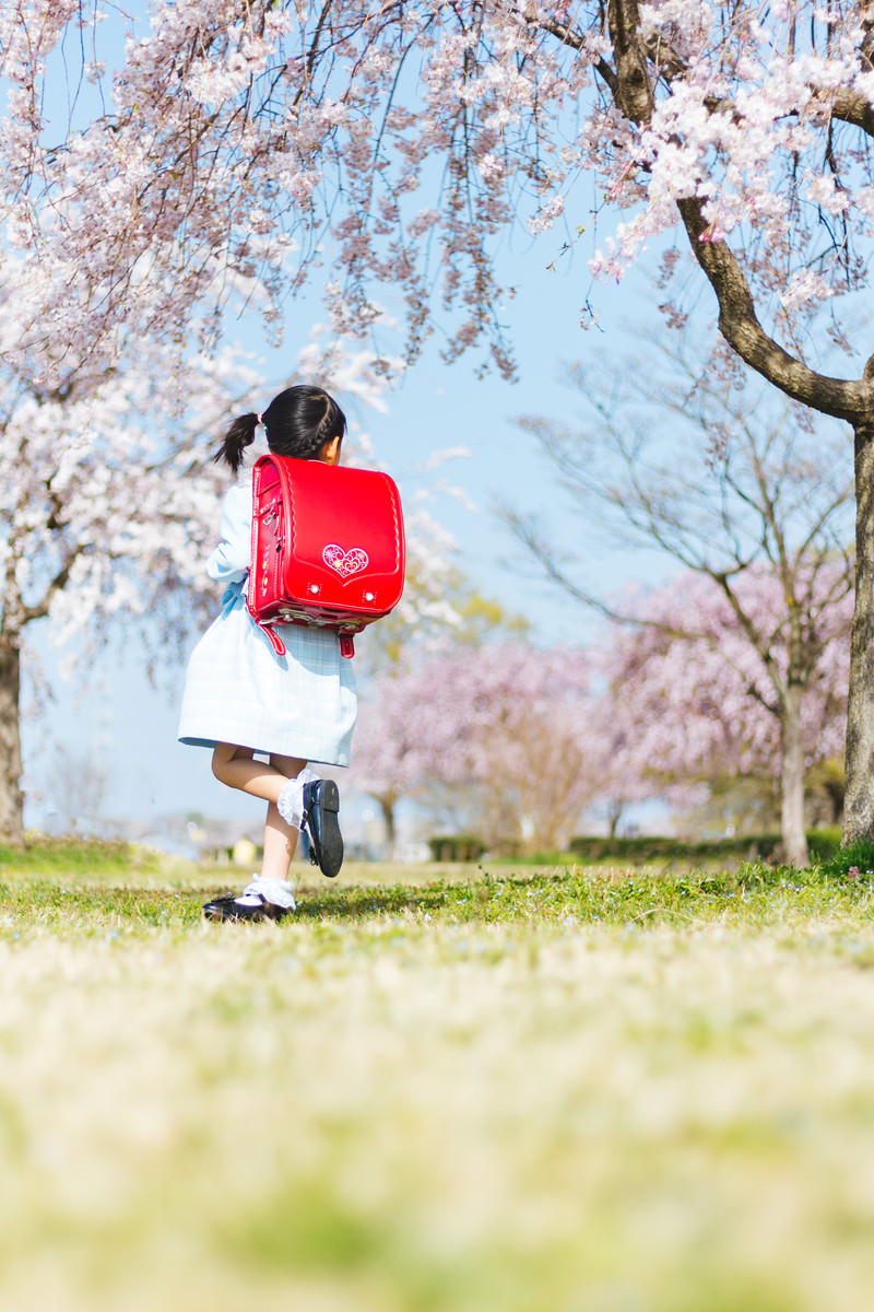 Anak sekolah dasar perempuan di Jepang biasanya memakai randoseru merah.