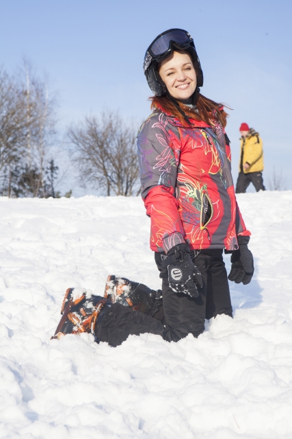 Pakai outfit ski yang proper seperti ini agar badan tetap hangat.