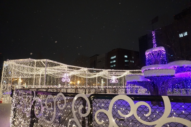 Bangunan salju dihiasi lampu di Sapporo Snow Festival yang diadakan setiap tahun di Sapporo, Hokkaido, Jepang.