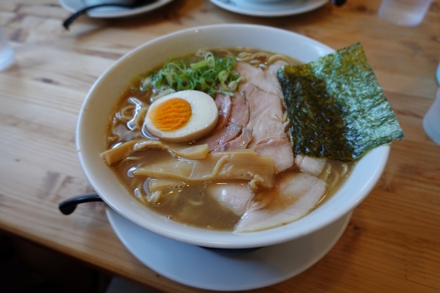 Makanan khas Prefektur Wakayama, Jepang: ramen kaldu babi rasa asin gurih.