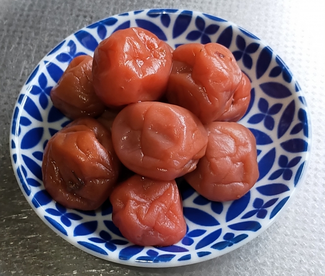 Makanan khas Prefektur Wakayama, Jepang: umeboshi atau asinan buah plum.