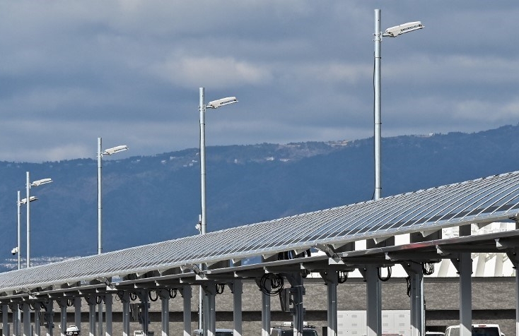 Atap terminal bus yang dipasang panel surya perovskit di Pulau Yumeshima, lokasi Expo 2025 Osaka. (Foto ini diambil pada 17/1/2025)