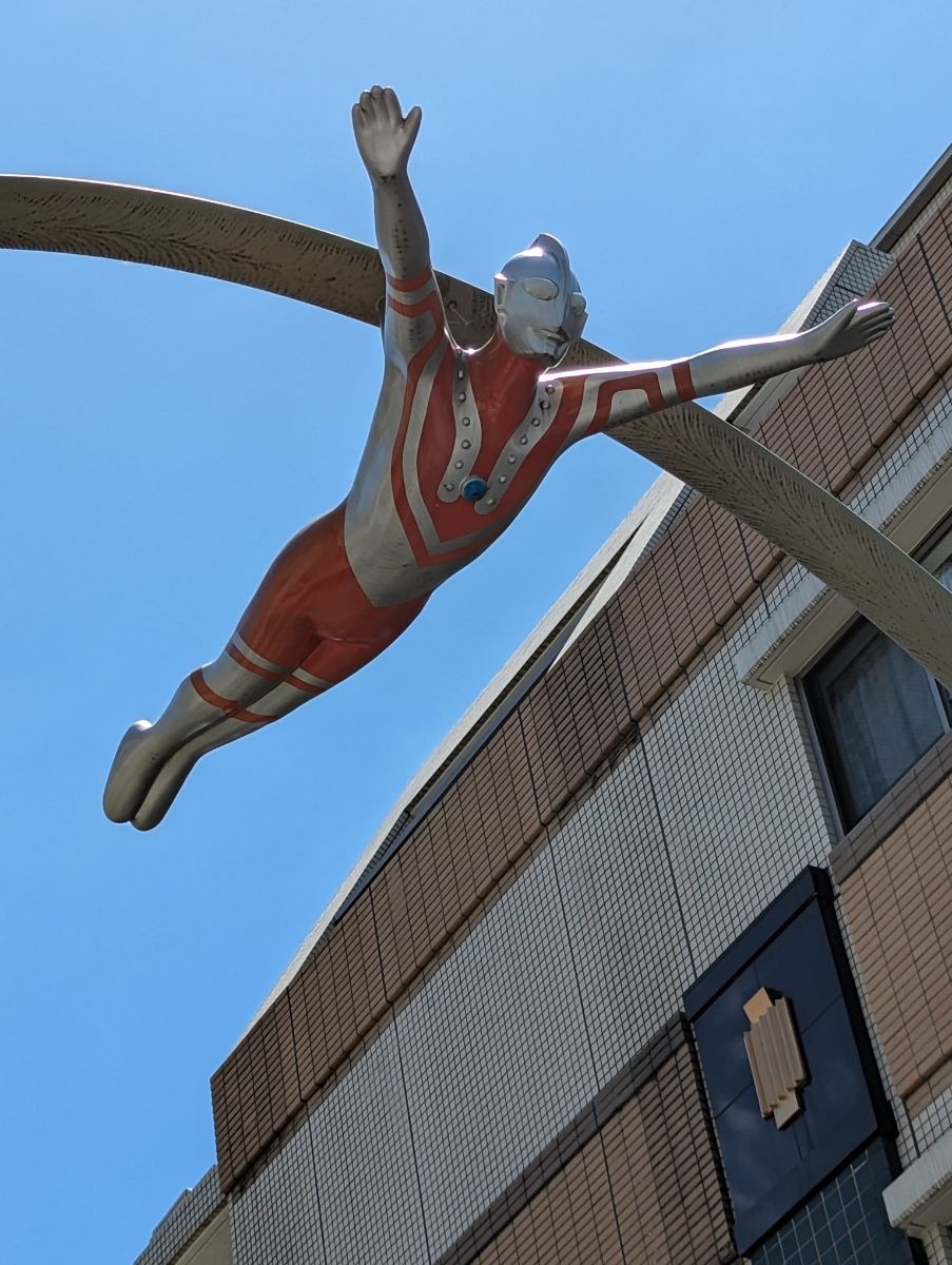 Gerbang Lengkung Ultraman Zoffy di Kota Ultraman, Tokyo, Jepang.