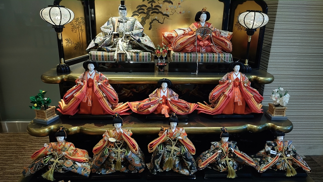 Hina Ningyo, boneka berpakaian kaisar dan keluarganya, dipajang saat Hina Matsuri atau Hari Anak Perempuan di Jepang.