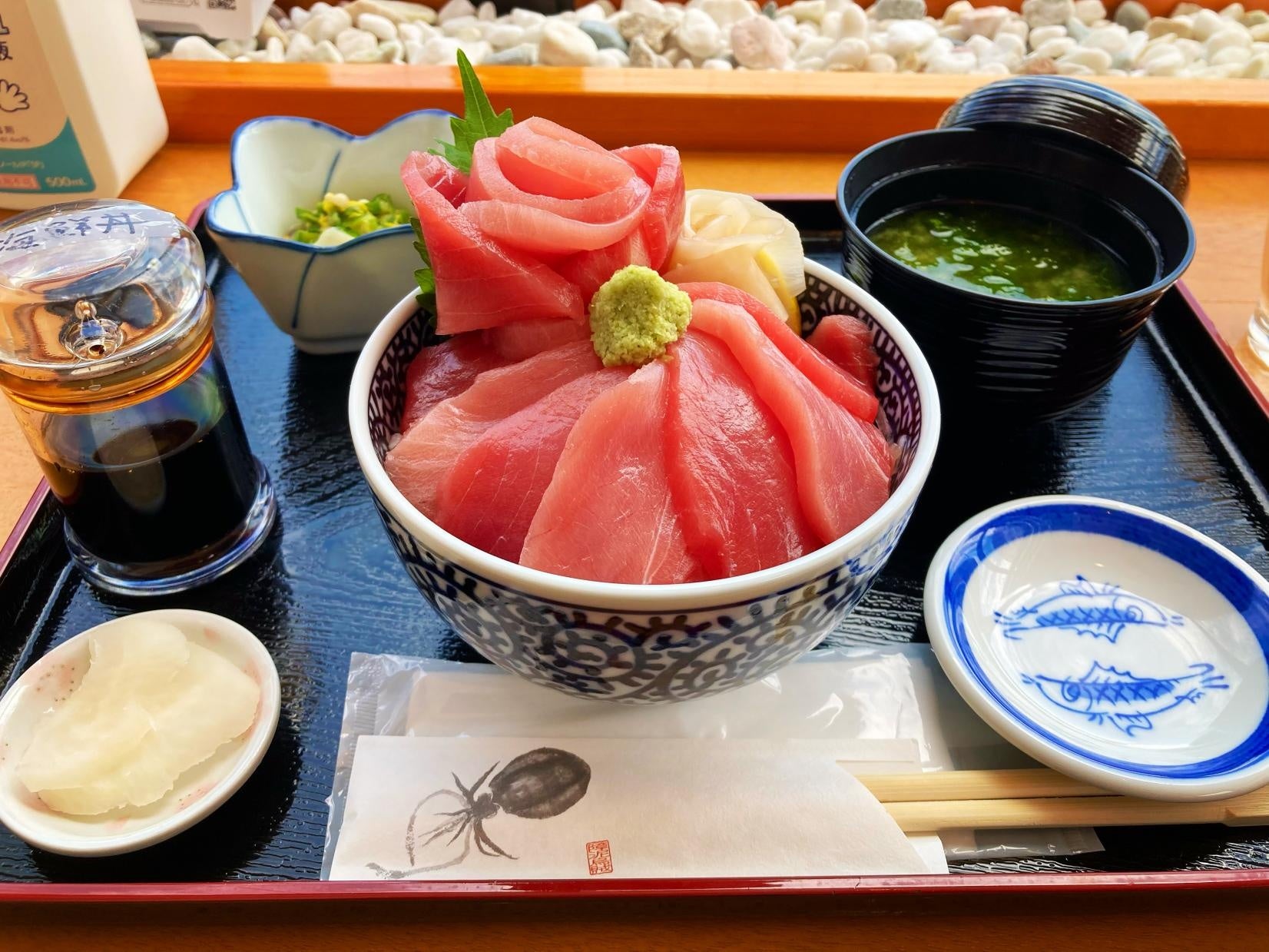 Sashimi tuna sirip biru dengan kualitas terbaik di Shinkamigoto, Nagasaki, Jepang.