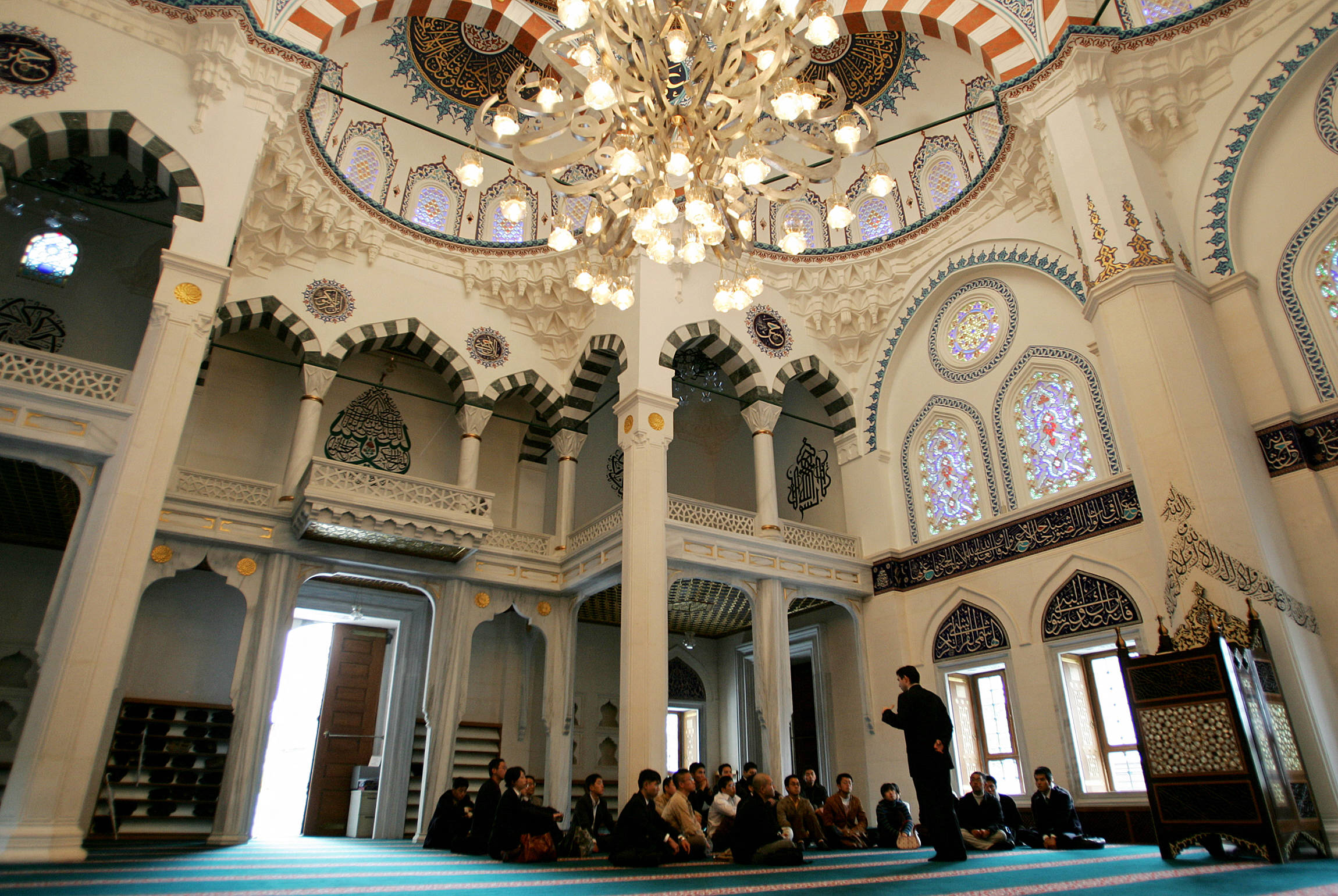 Mahasiswa universitas di Jepang mengikuti kuliah tentang Islam di masjid Tokyo Camii, Tokyo, Jepang, pada 20 Oktober 2004.