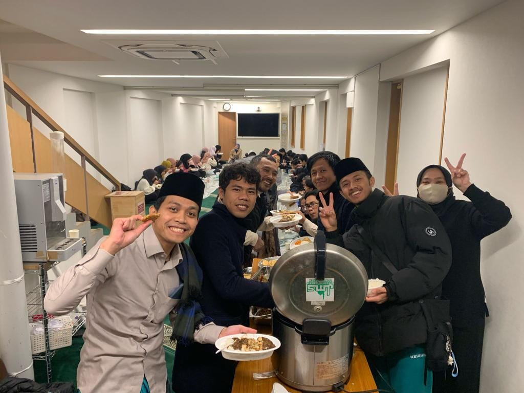 Suasana buka puasa bersama Keluarga Masyarakat Islam Indonesia (KMII) Jepang di Masjid Indonesia Tokyo, Senin (3/3/2025).