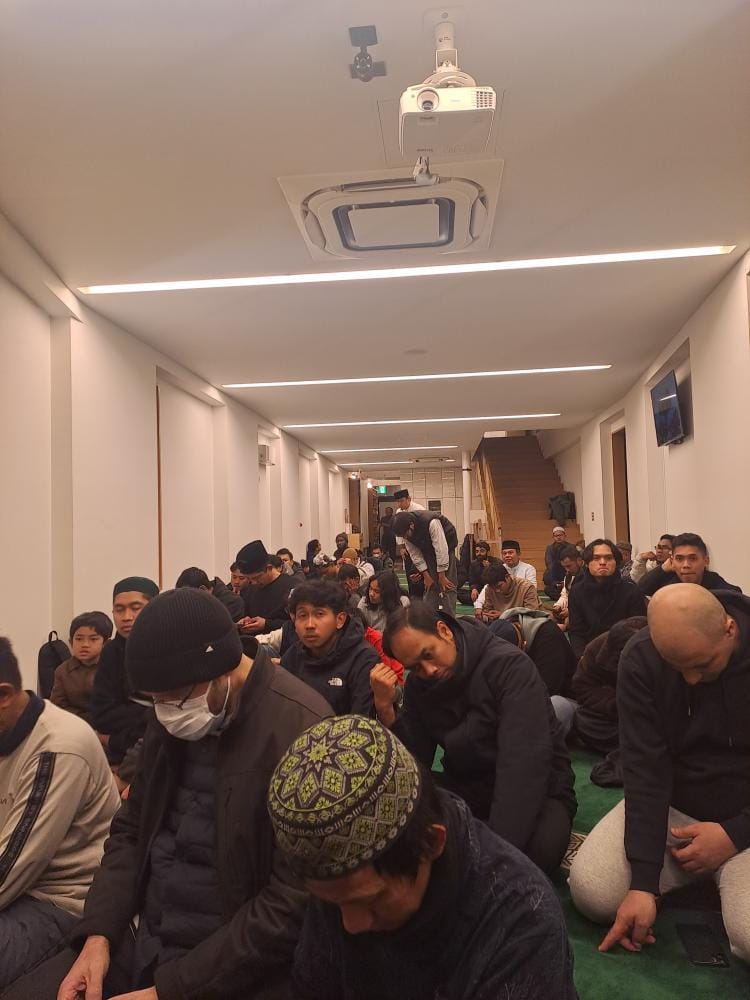 Suasana buka puasa bersama Keluarga Masyarakat Islam Indonesia (KMII) Jepang di Masjid Indonesia Tokyo, Senin (3/3/2025).