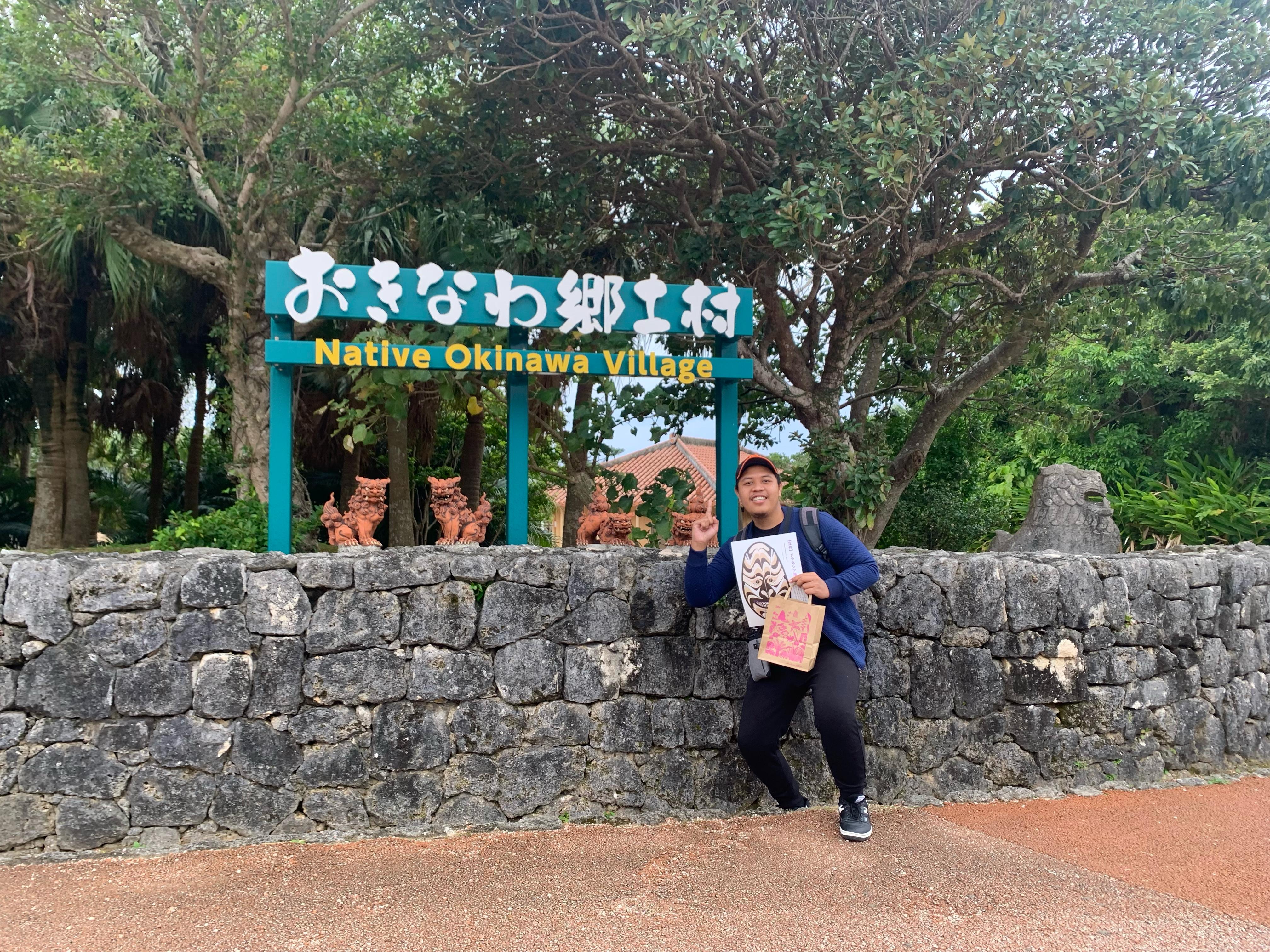 Suasana wisata di Native Okinawa Village saat musim panas pada Februari 2025.