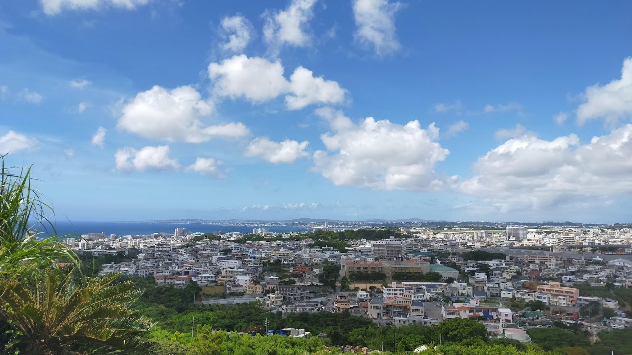 Suasana pemandangan yang dilihat dari Urasoe Castle di Okinawa, Jepang (2024).