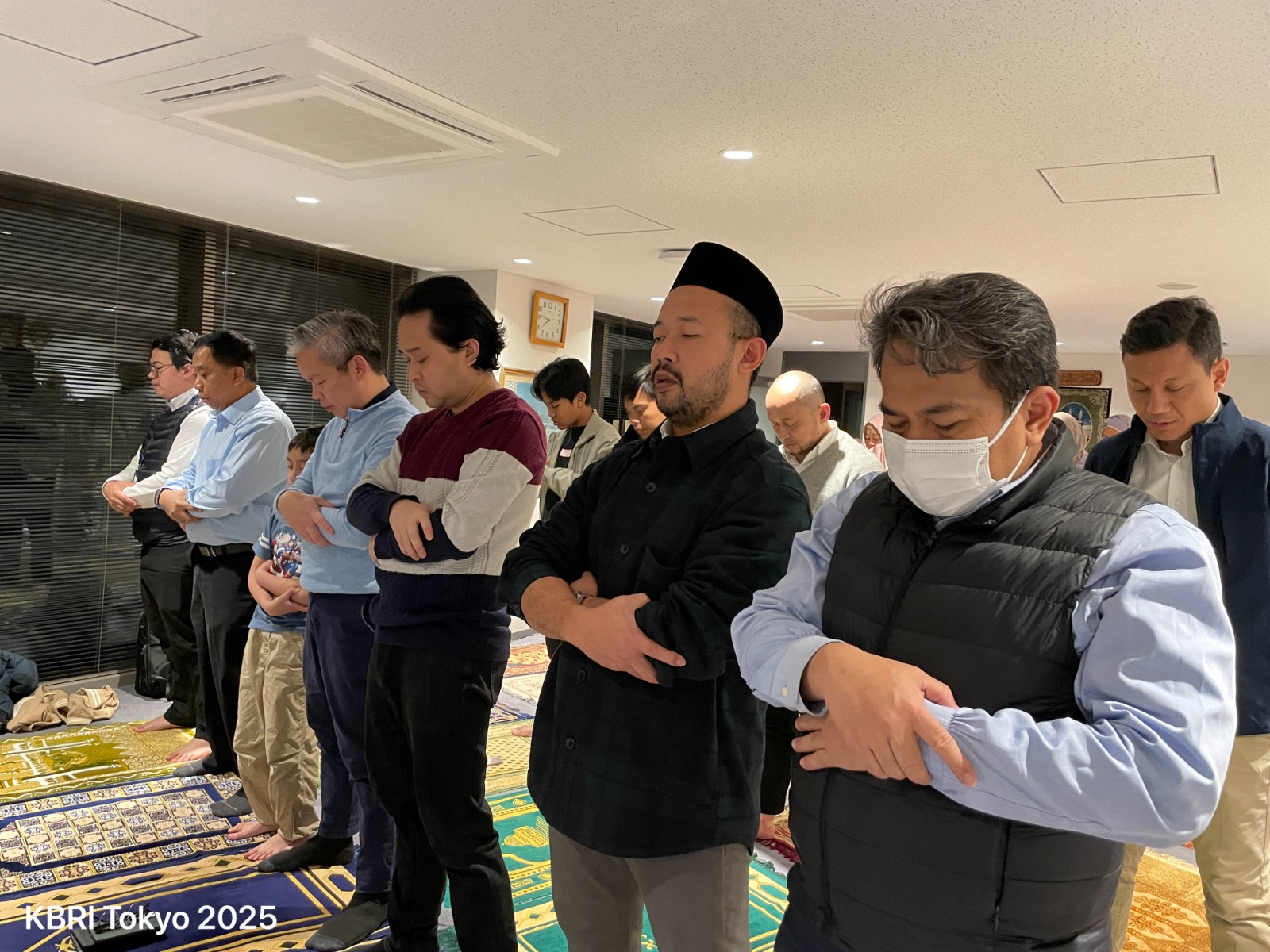 Suasana shalat komunitas Muslim Indonesia di Jepang saat Ramadhan 2025.