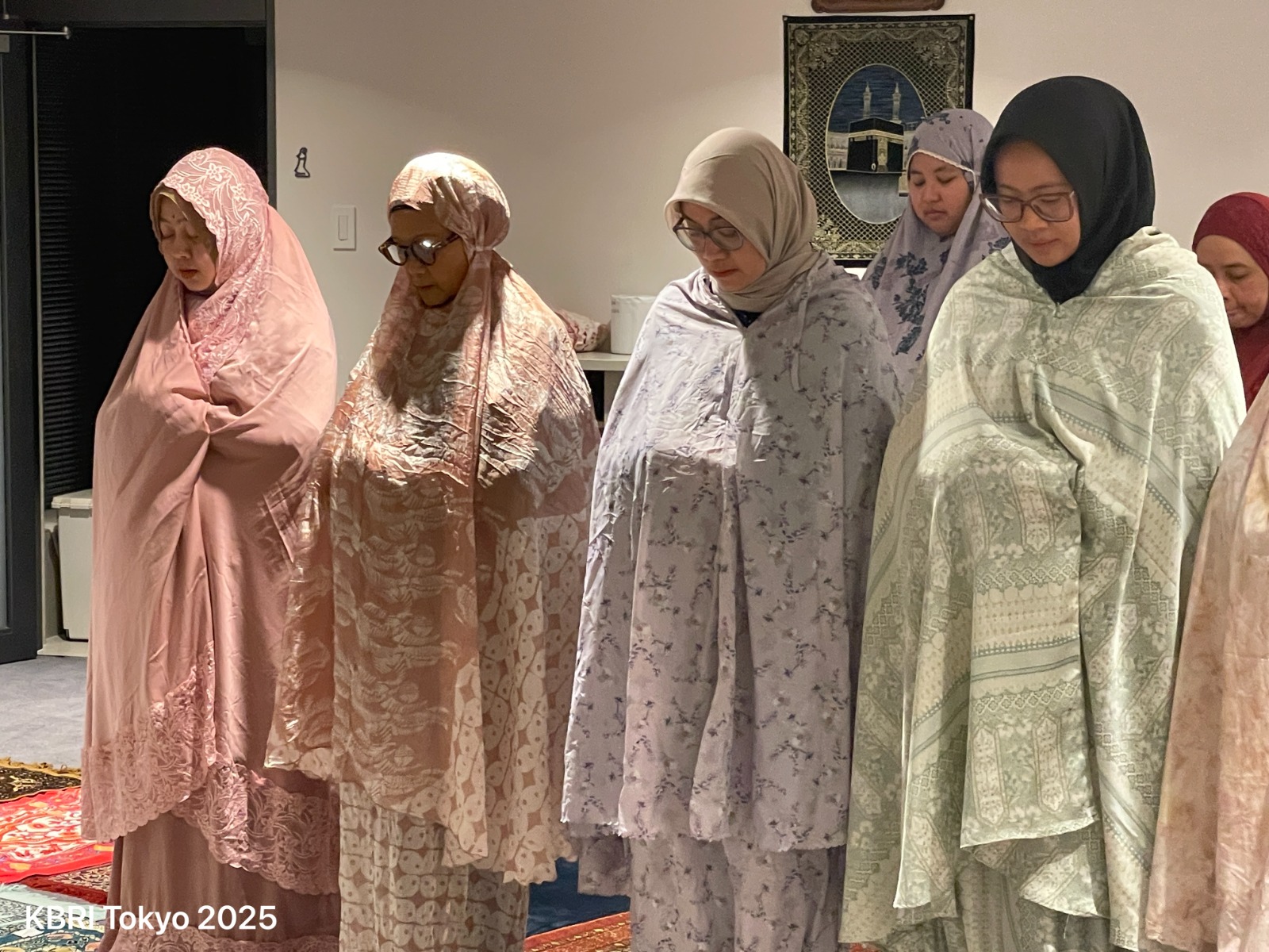 Suasana shalat berjamaah di KBRI Tokyo saat Ramadhan 2025