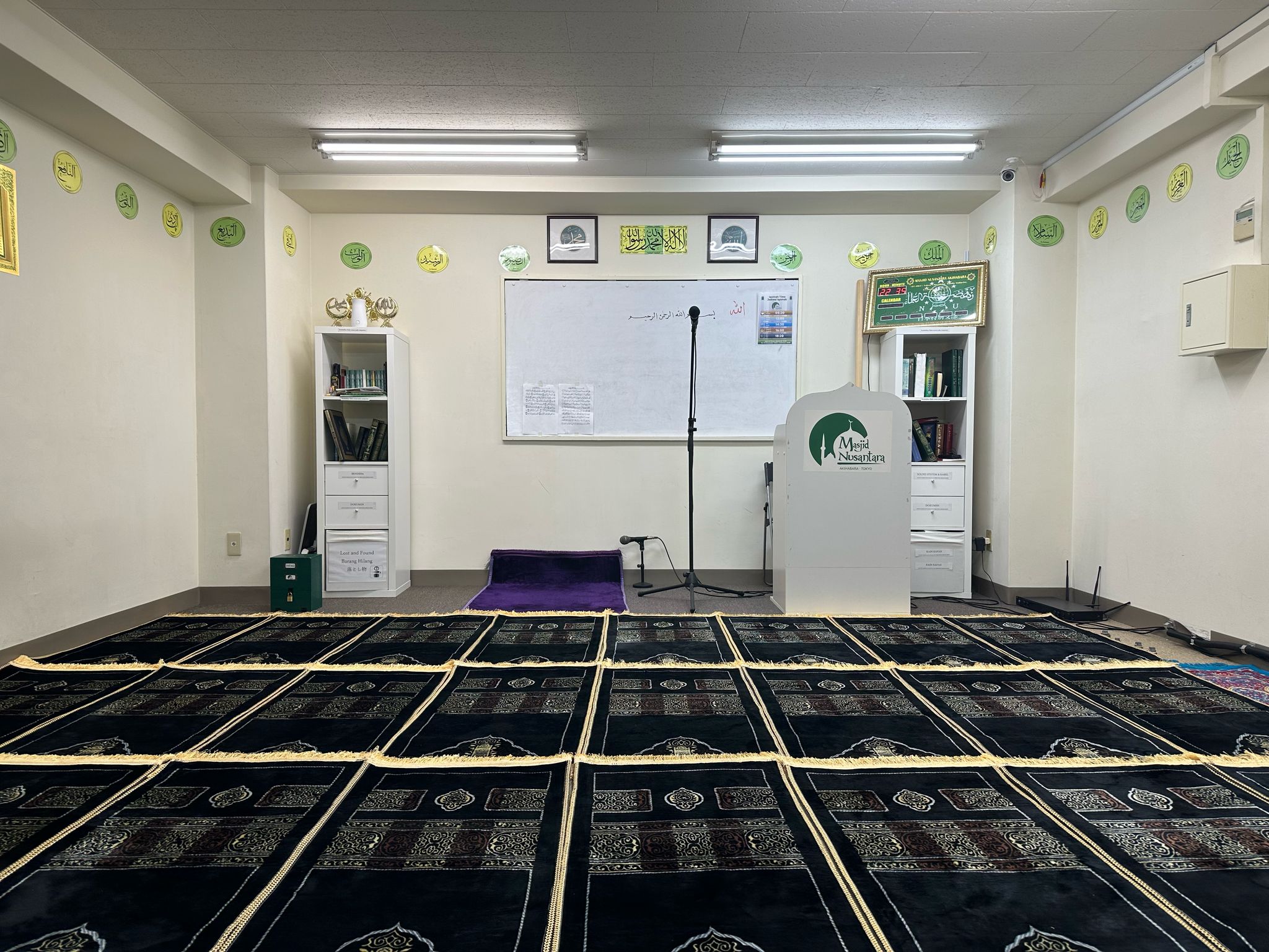 Suasana di dalam Masjid Nusantara Akihabara, Tokyo, Jepang.