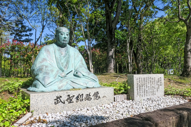 Patung Takeno Shoji di Sakai Daisen Park, Osaka, Jepang.