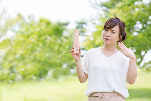 Seorang perempuan memakai blus sebagai layer outfit musim dingin di Jepang.