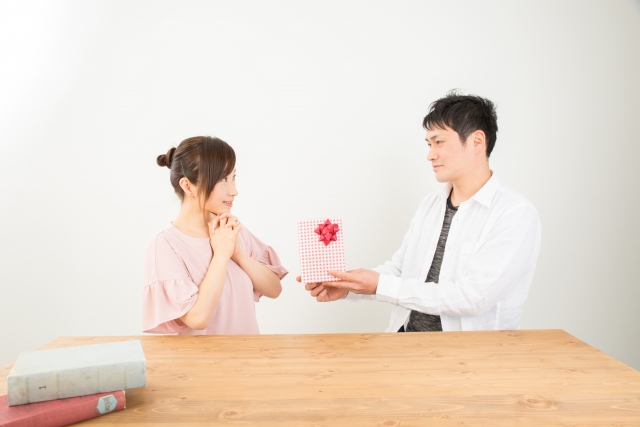 Ilustrasi pria Jepang memberikan hadiah ke orang tersayang saat White Day.