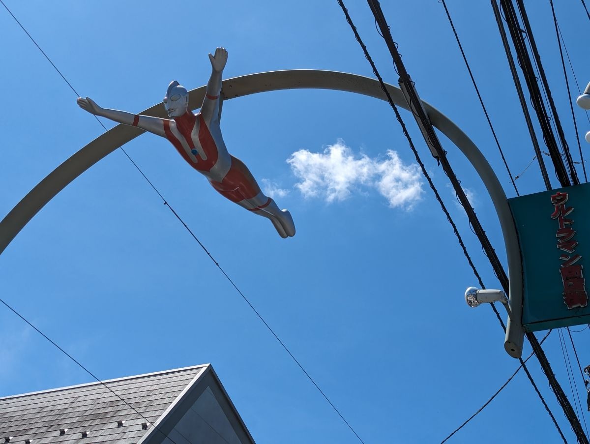 Gerbang lengkung Ultraman, salah satu spot di Kota Ultraman Soshigaya-Okura, Tokyo, Jepang.