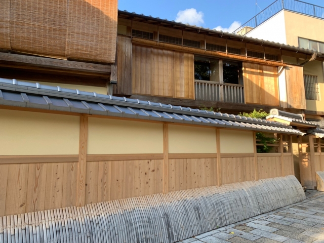 Rumah kayu tradisional di Gion Shirakawa, Kyoto, Jepang.