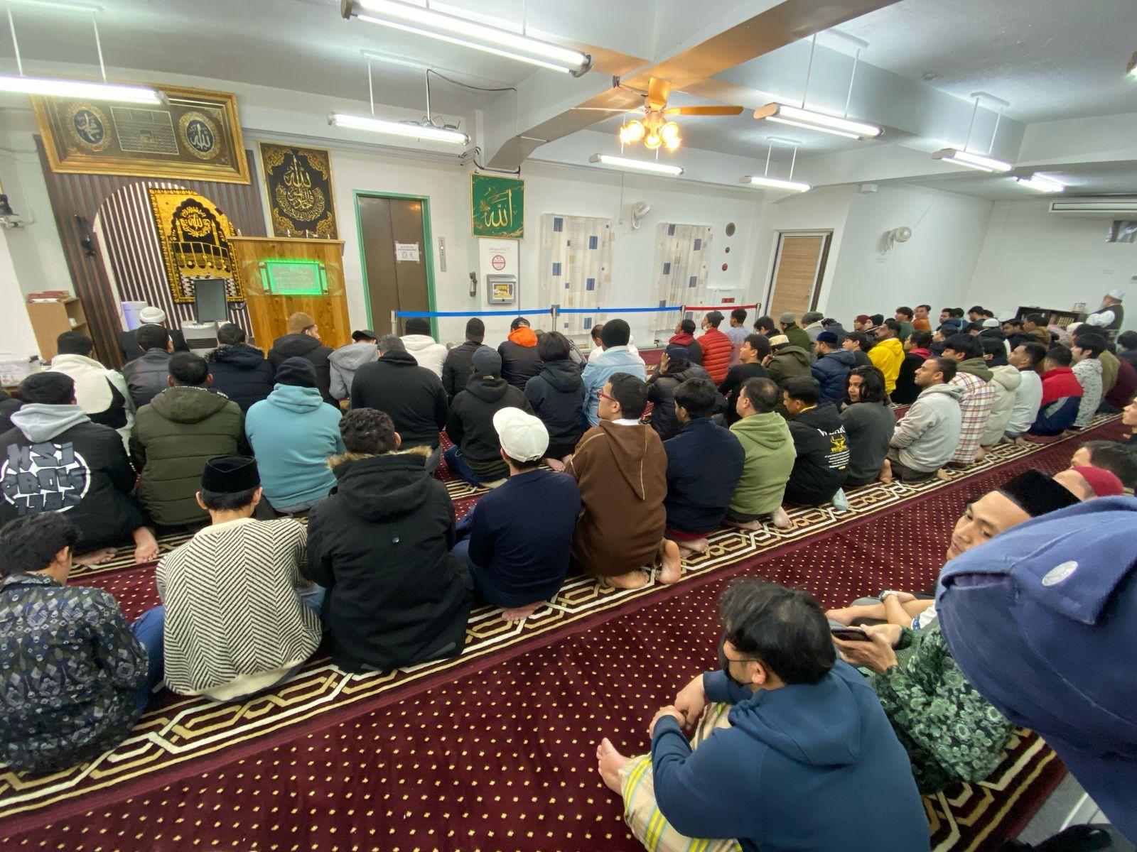 Suasana jemaah laki-laki di Masjid Istiqlal Osaka.