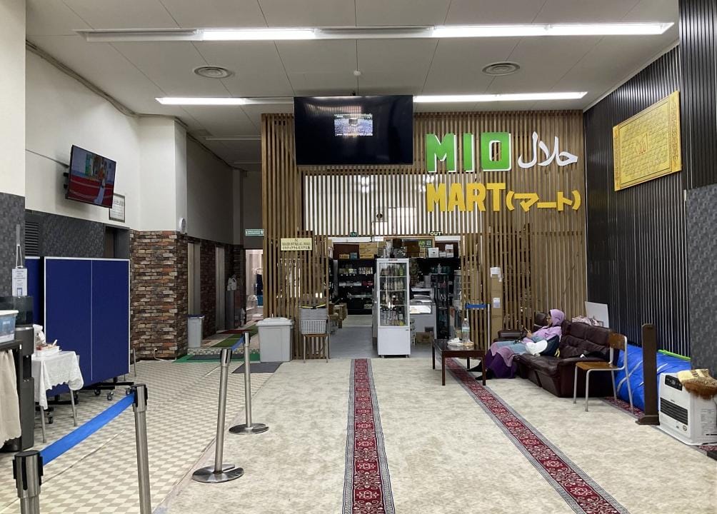 Suasana di lantai satu Masjid Istiqlal Osaka.