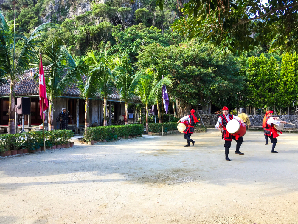 Ryukyu Village di Okinawa, Jepang. Suasanyanya mirip dengan Indonesia.