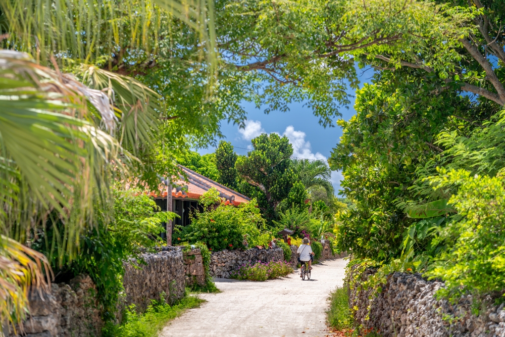 Pulau Taketomi di Okinawa, Jepang, yang suasananya mirip dengan Indonesia.