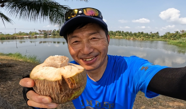 Kaus dan topi jadi pelengkap outfit musim semi di Jepang.