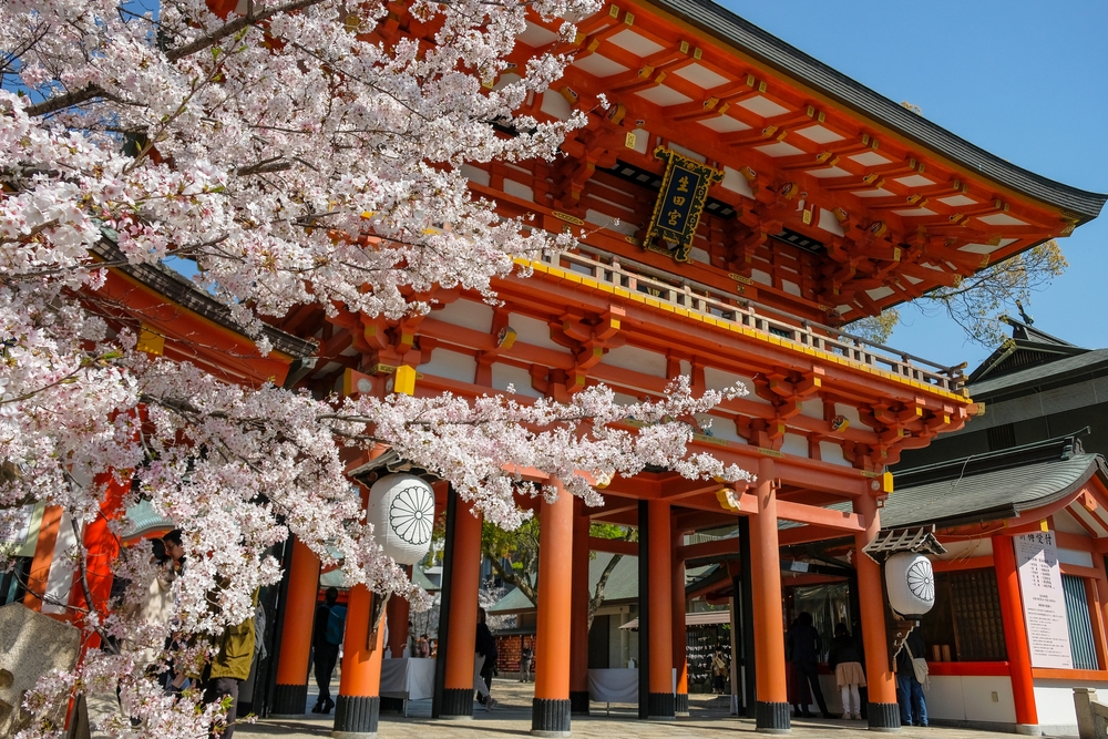 Kuil Ikuta di dekat Sungai Ikuta, tempat terbaik untuk menikmati sakura di Kobe, Jepang.