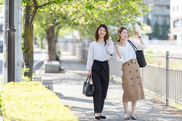 Pakai blus dan rok atau celana saat cuaca cerah di Jepang.