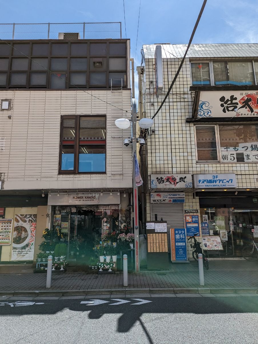 Tiang lampu di jalan perbelanjaan 2 di Kota Ultraman, Tokyo, Jepang.