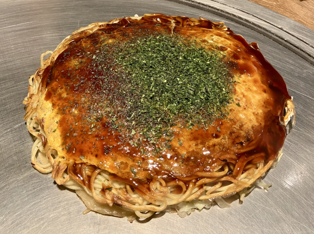 Okonomiyaki khas Hiroshima, Jepang.