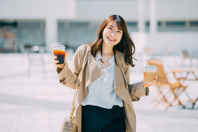 Wanita sedang mengenakan outfit blus yang dipadupadankan dengan outer.
