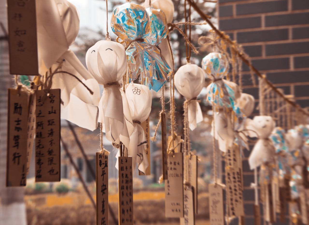Teru-teru bozu, boneka penangkal hujan dalam tradisi Jepang. 