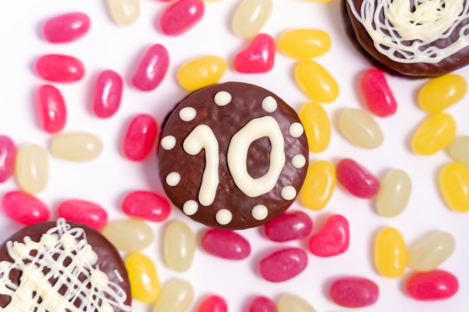 Ilustrasi kue dengan hiasan angka 10 alias juu dalam Bahasa Jepang.