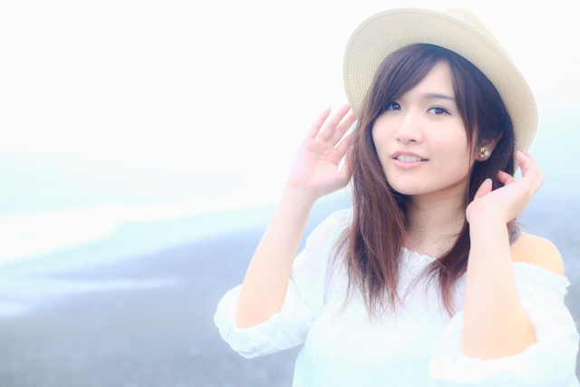 Pakai blus tipis dan topi biar nyaman saat cuaca panas di Jepang.